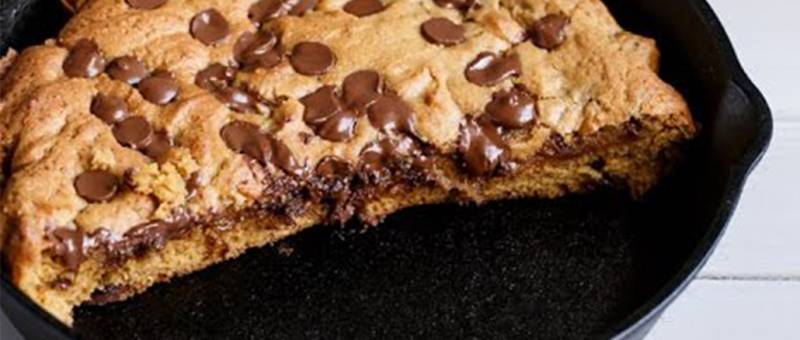 Nutella Stuffed Deep Dish Chocolate Chip Pizookie