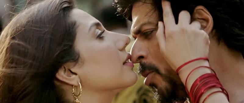 Feisty and Lovable: Mahira Khan and Shah Rukh Khan's On Screen Romance in 'Halka Halka' Is Lit