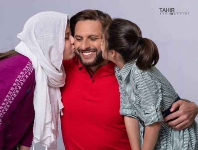 Shahid Afridi showcases adorable photos with his 3 daughters 