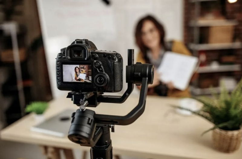 The Rise of Influencer Culture in Pakistan: A Real Job or Digital Delusion?